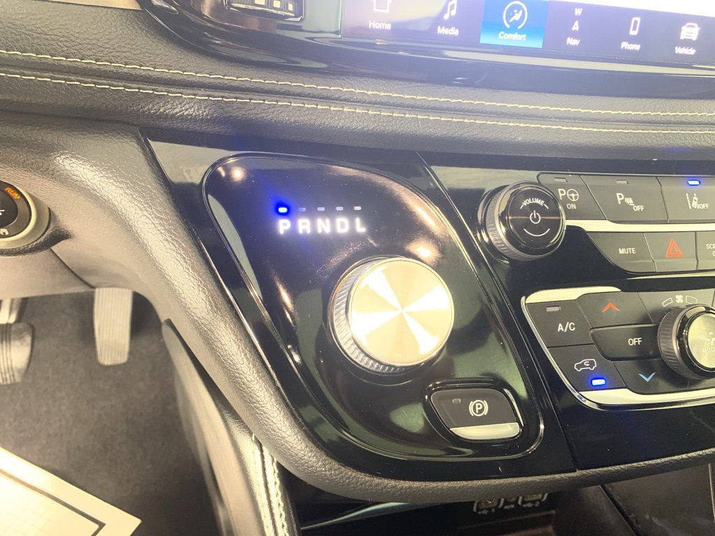 Used 2022 Chrysler Pacifica Limited w/ Uconnect Theater Family Group image 25