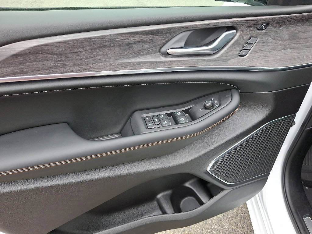 Certified 2025 Jeep Grand Cherokee Overland w/ Adv Protech Group III image 10