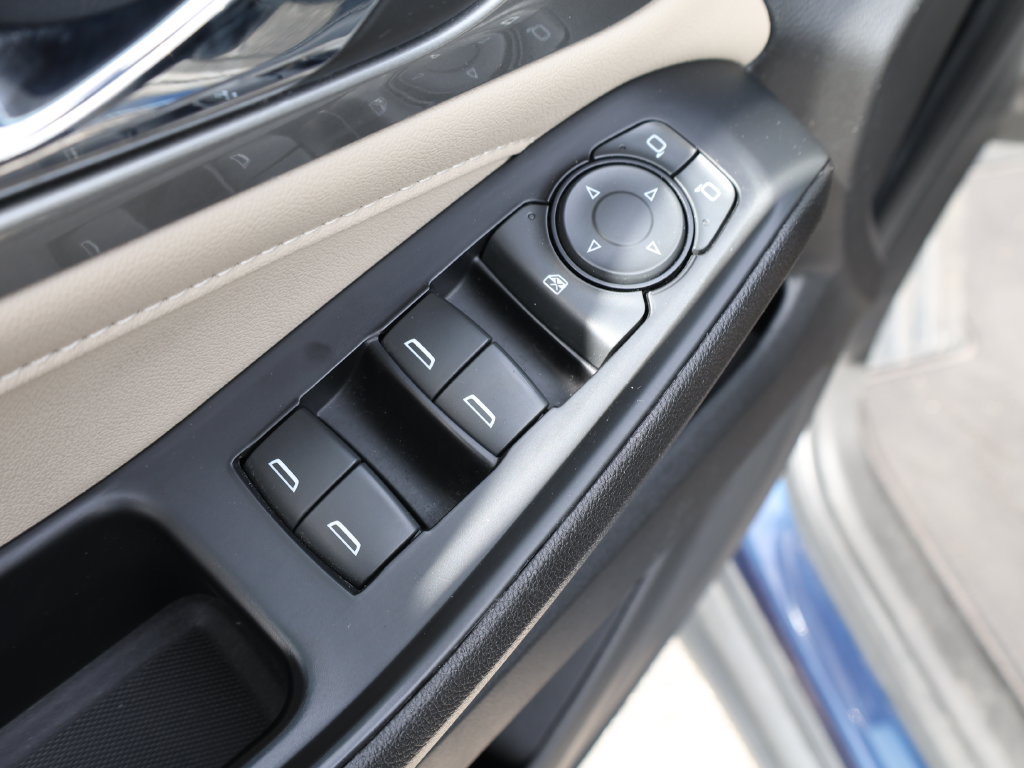 Used 2023 Chevrolet Traverse LS FWD image 10
