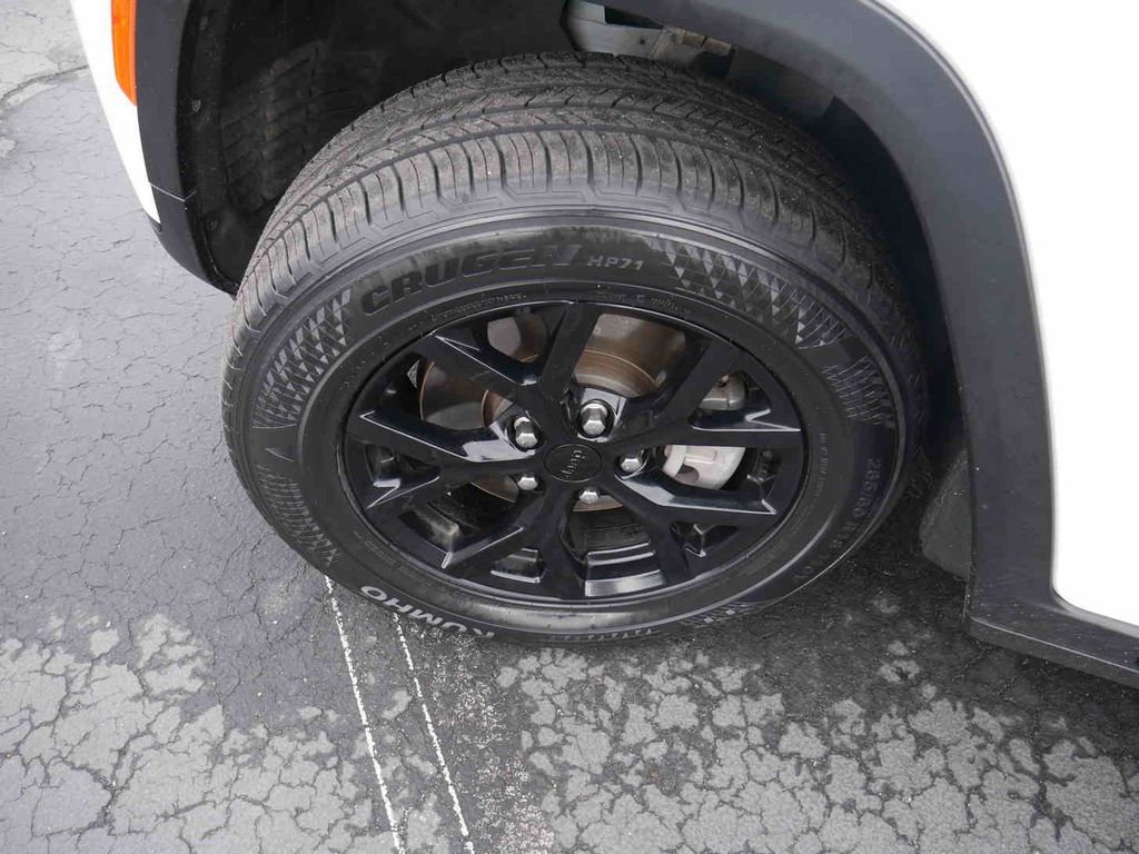 Certified 2024 Jeep Grand Cherokee L Laredo image 11