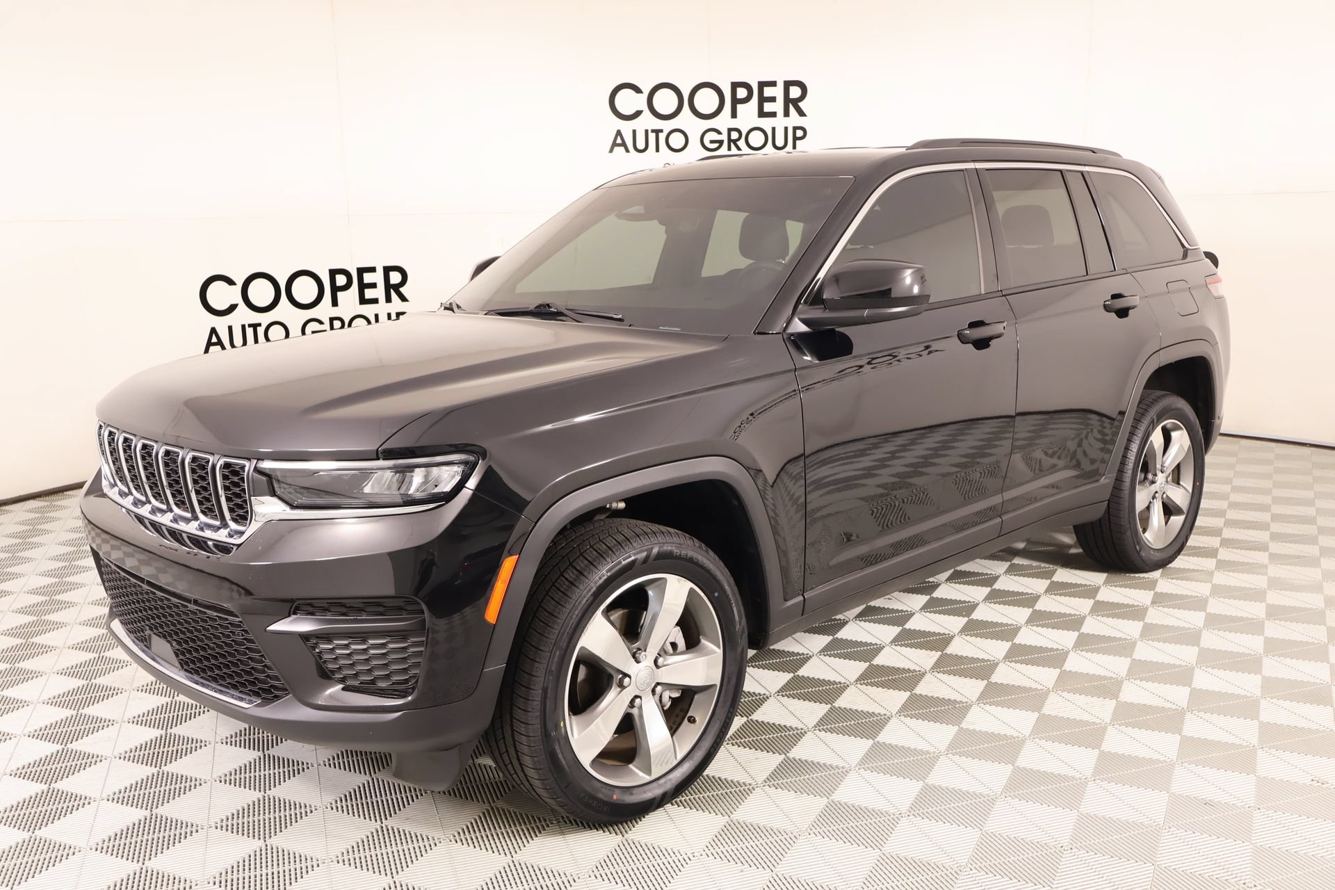 Used 2025 Jeep Grand Cherokee Laredo AWD/4WD image 9