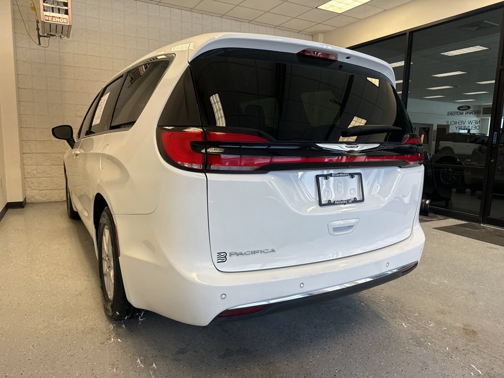 Used 2023 Chrysler Pacifica Touring-L FWD image 43