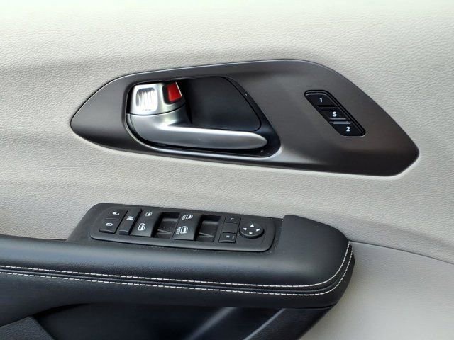 Used 2024 Chrysler Pacifica Touring-L FWD image 23