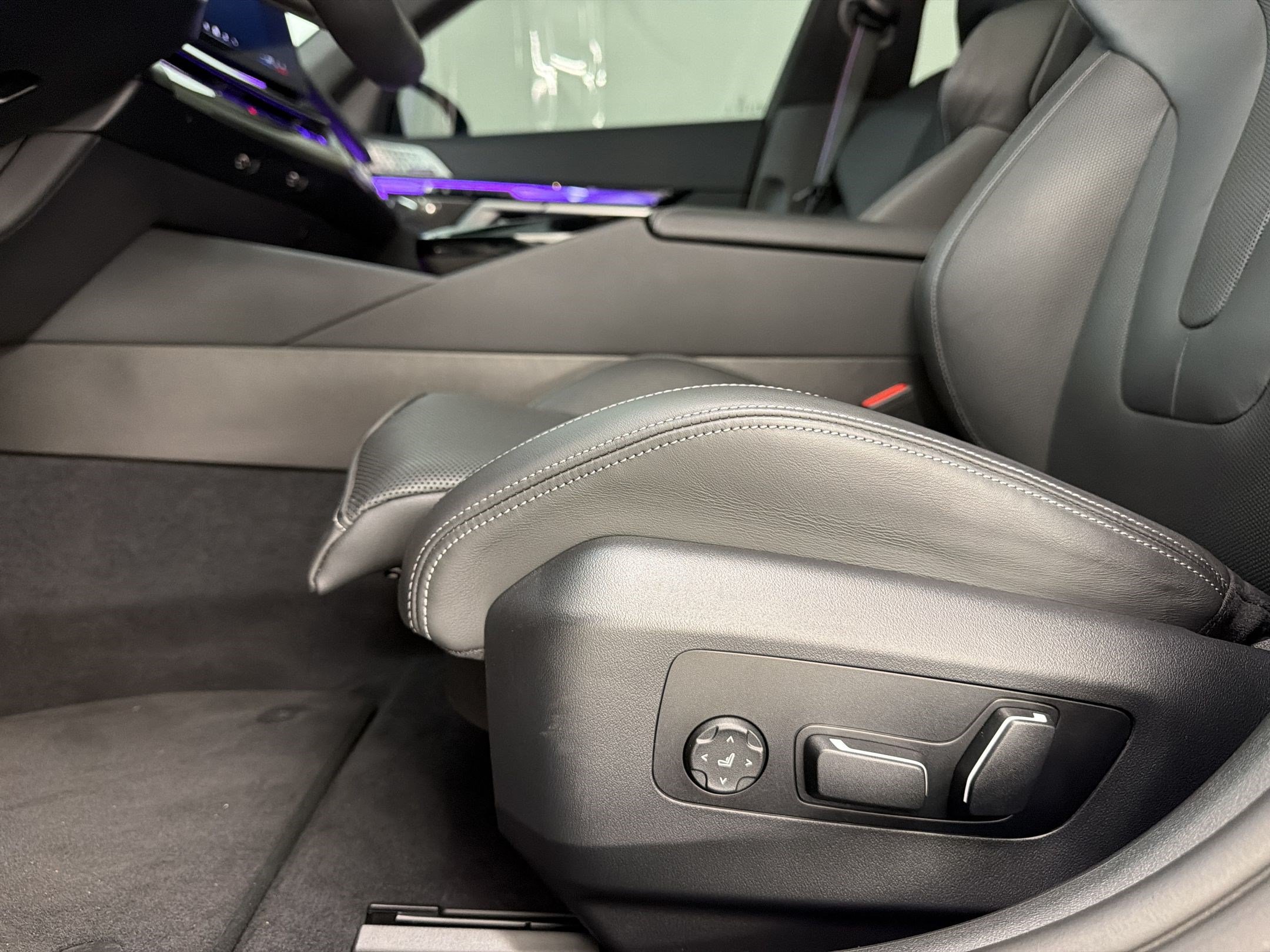 Certified 2025 BMW M5 w/ Executive Package AWD/4WD image 14
