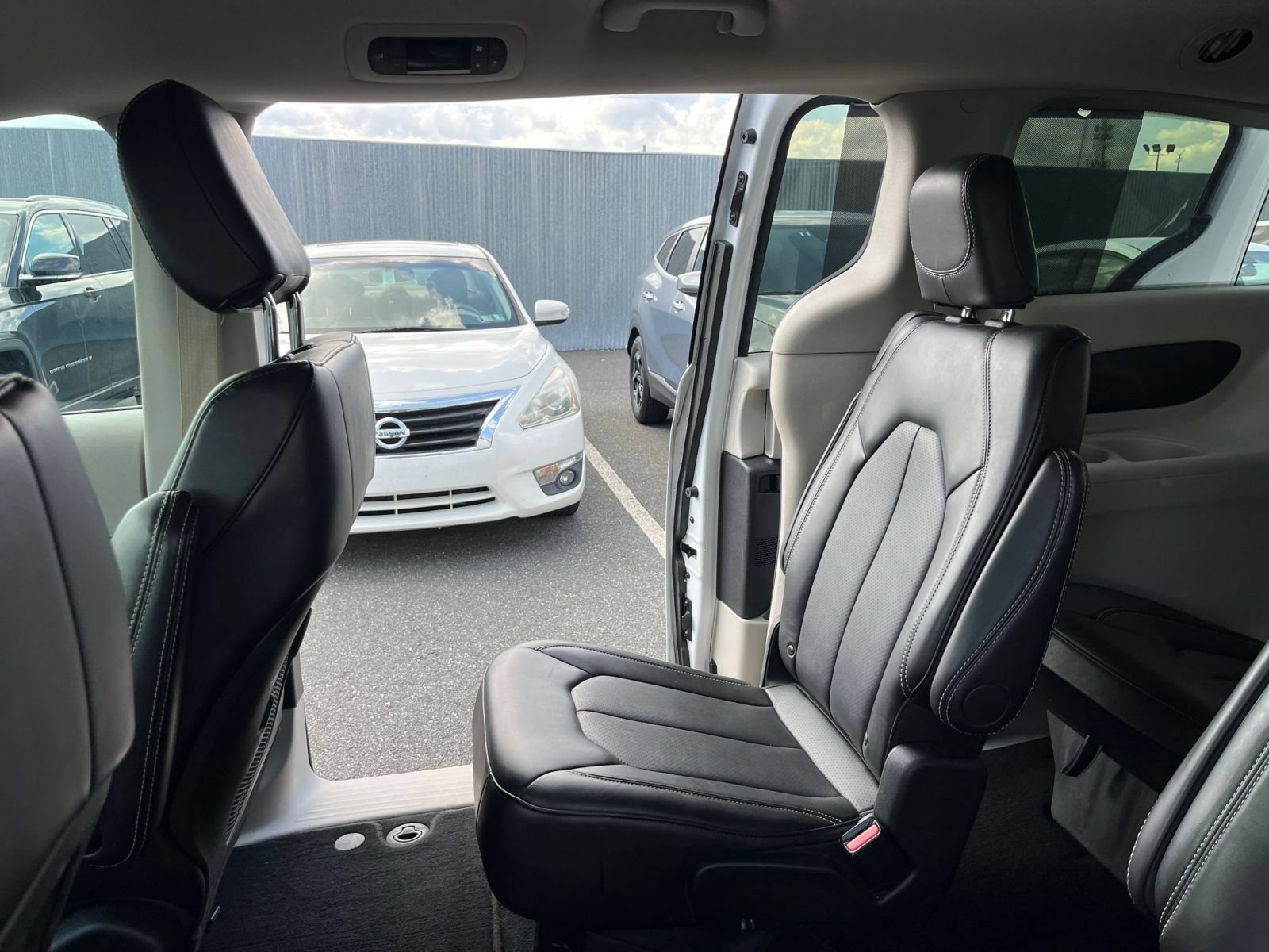 Used 2024 Chrysler Pacifica Touring-L FWD image 37