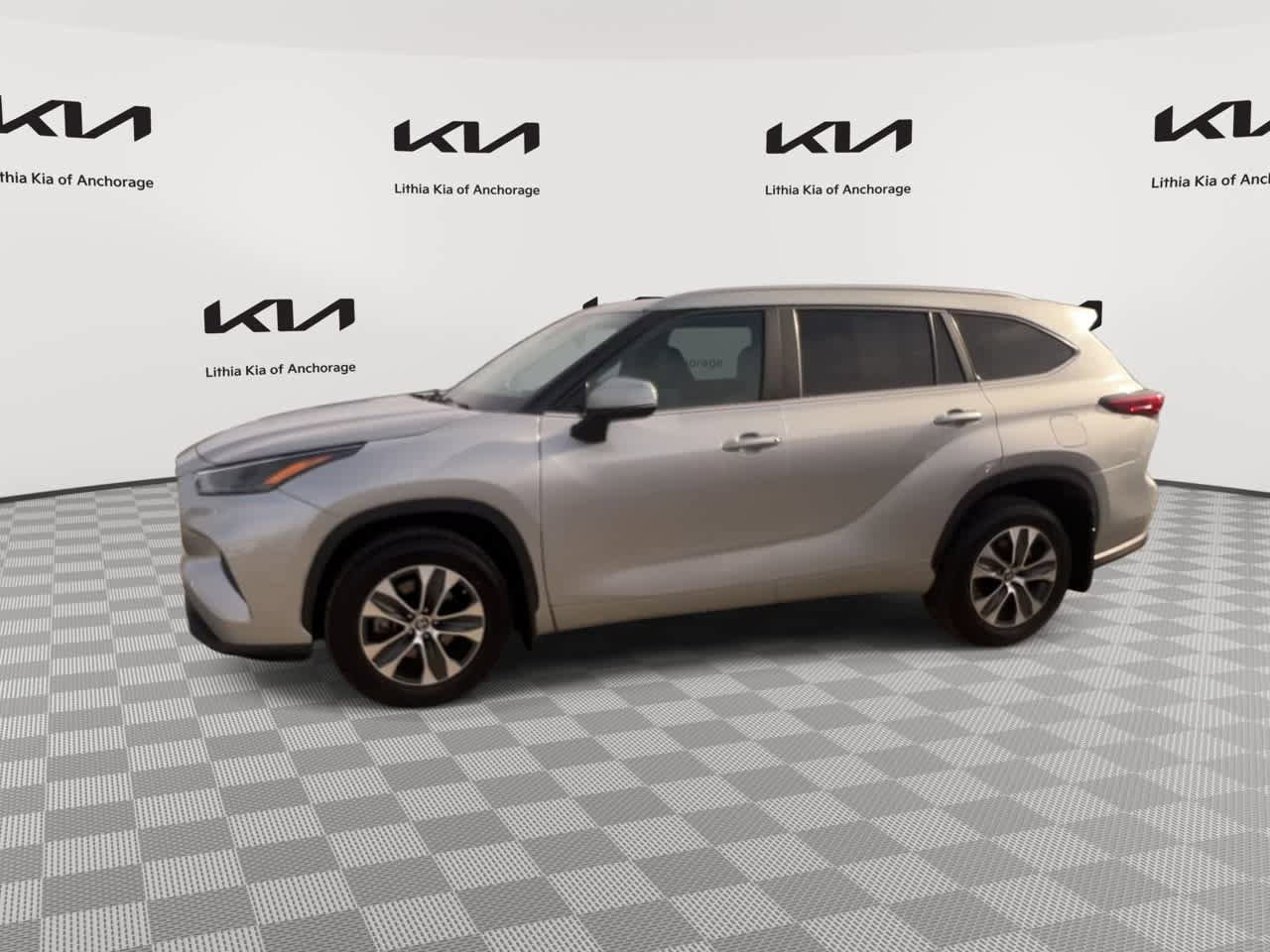 Used 2023 Toyota Highlander XLE AWD/4WD image 5