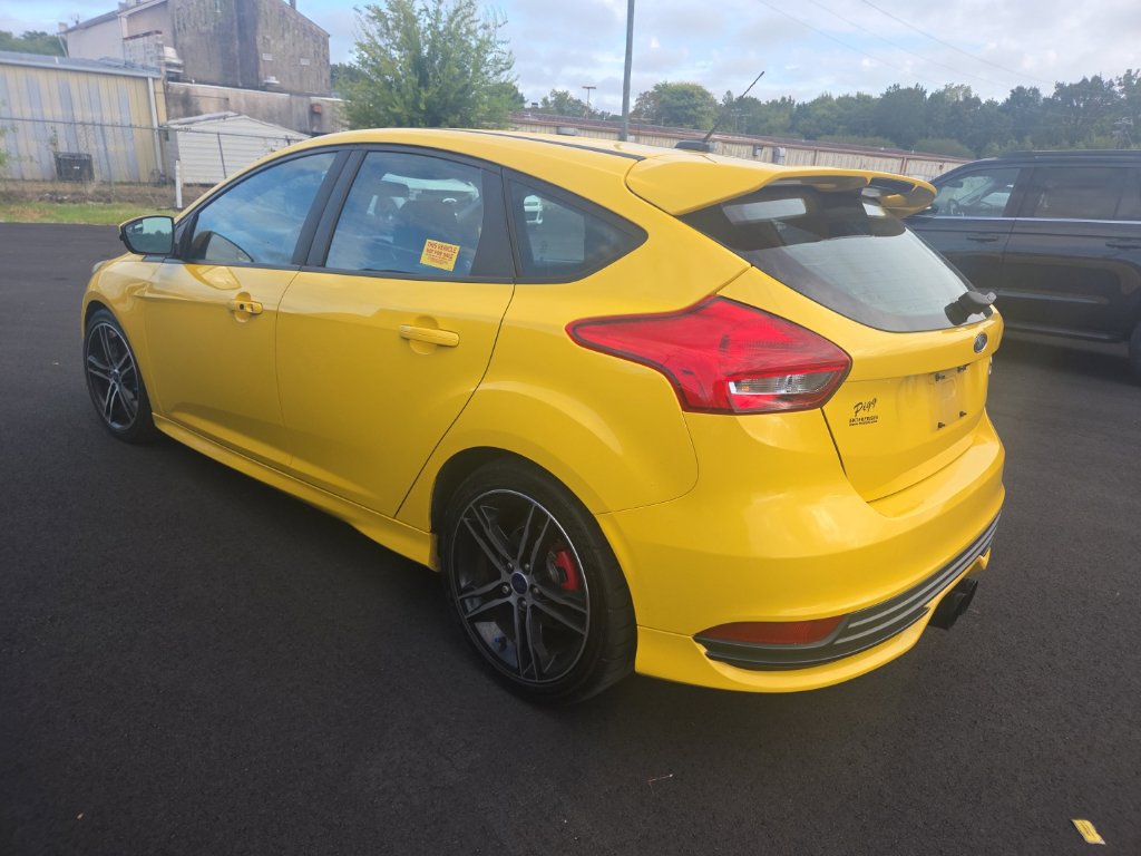 Used 2017 Ford Focus ST w/ Equipment Group 401A FWD image 3