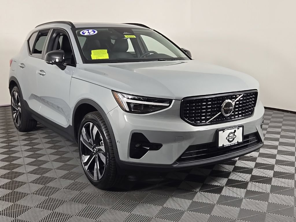 Certified 2025 Volvo XC40 B5 Plus AWD/4WD image 2