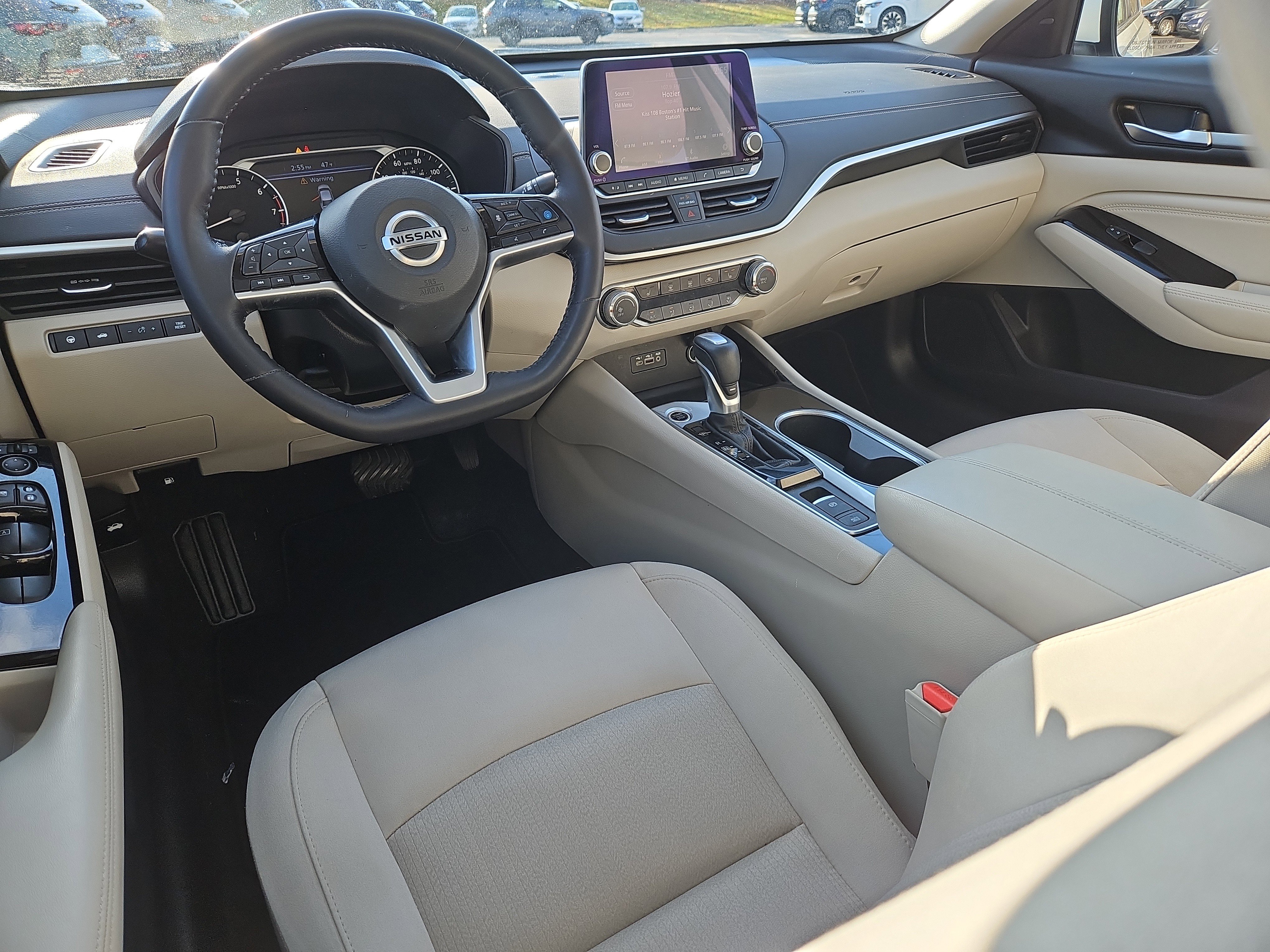 Used 2021 Nissan Altima 2.5 SV w/ SV Premium Package image 3