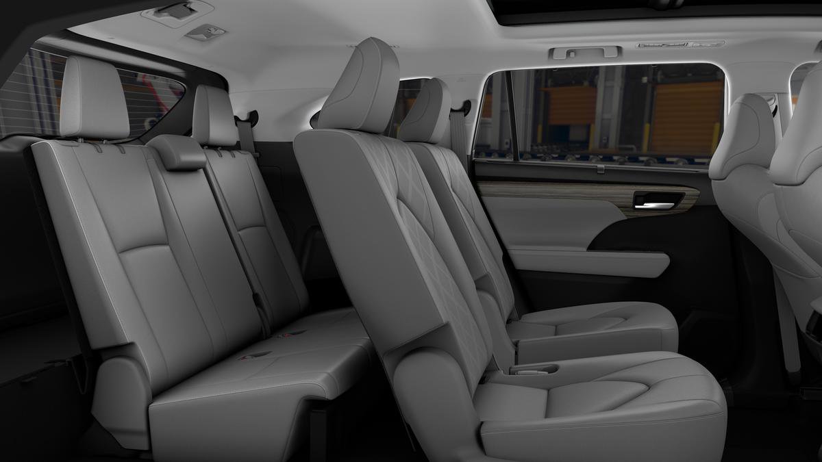 New 2026 Toyota Highlander Platinum image 2