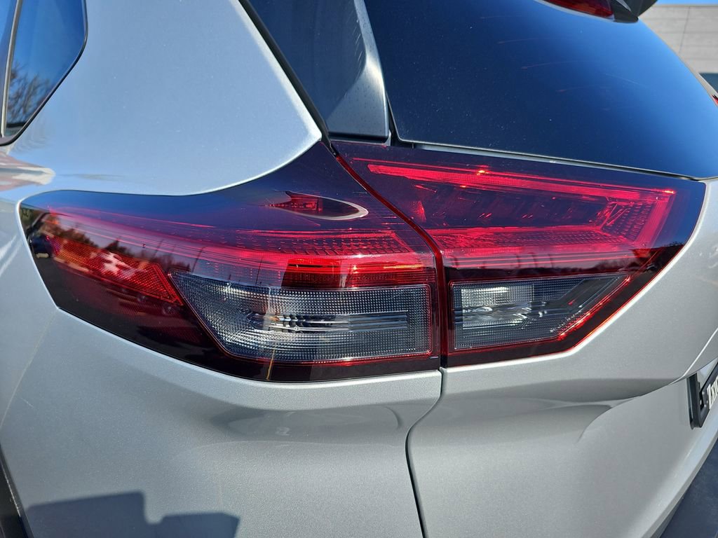 Used 2022 Nissan Rogue SV image 32