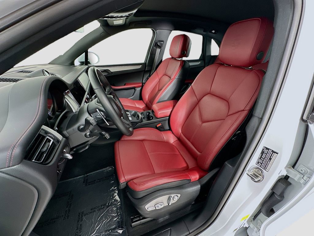 Certified 2025 Porsche Macan AWD/4WD image 5