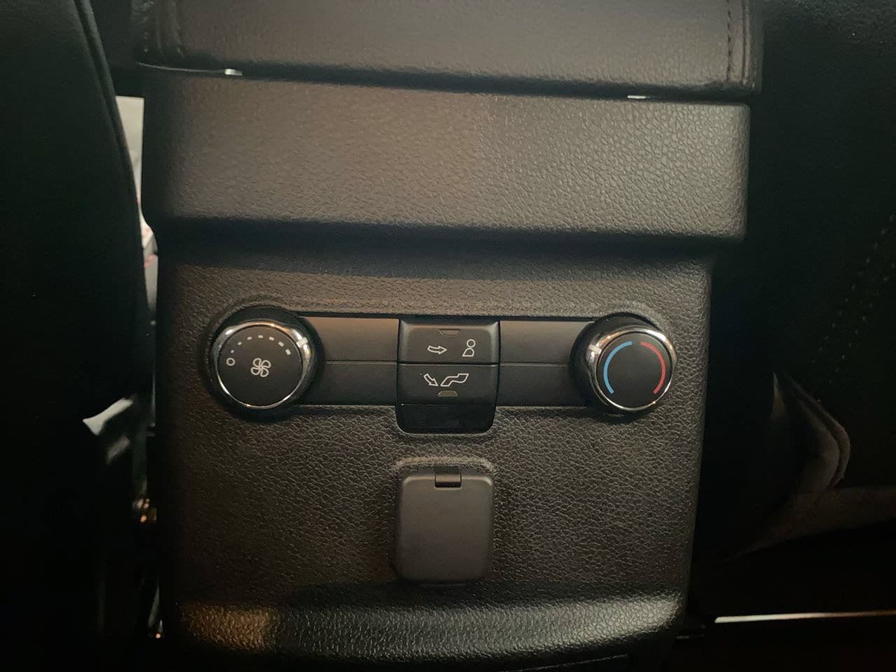 Used 2019 Ford Explorer XLT w/ Equipment Group 202A AWD/4WD image 27