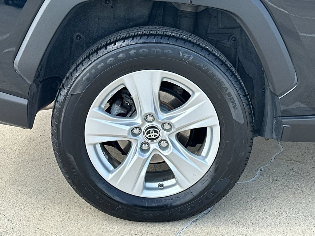 Used 2020 Toyota RAV4 LE AWD/4WD image 6