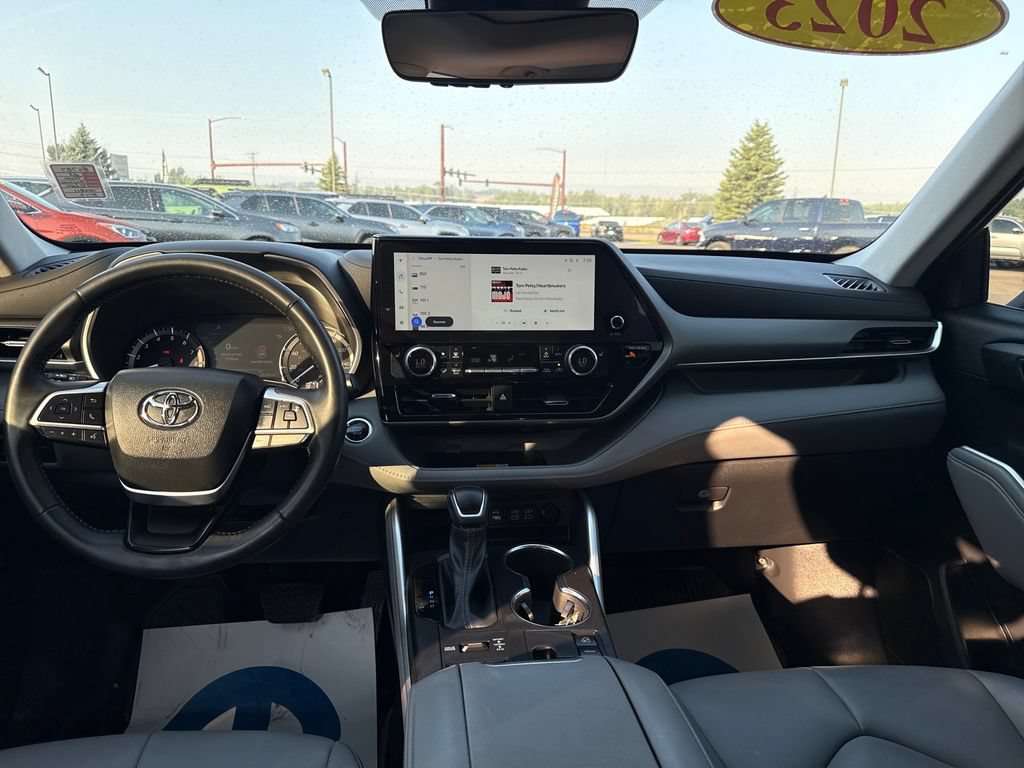 Used 2023 Toyota Highlander XLE AWD/4WD image 15
