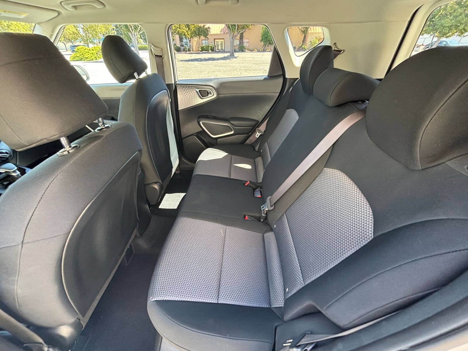 Used 2025 Kia Soul LX w/ LX Technology Package FWD image 19