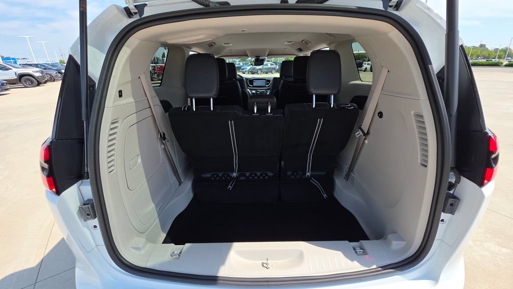 Used 2022 Chrysler Pacifica Touring-L FWD image 17