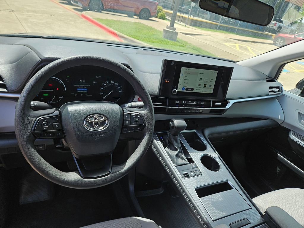 Used 2025 Toyota Sienna LE image 16