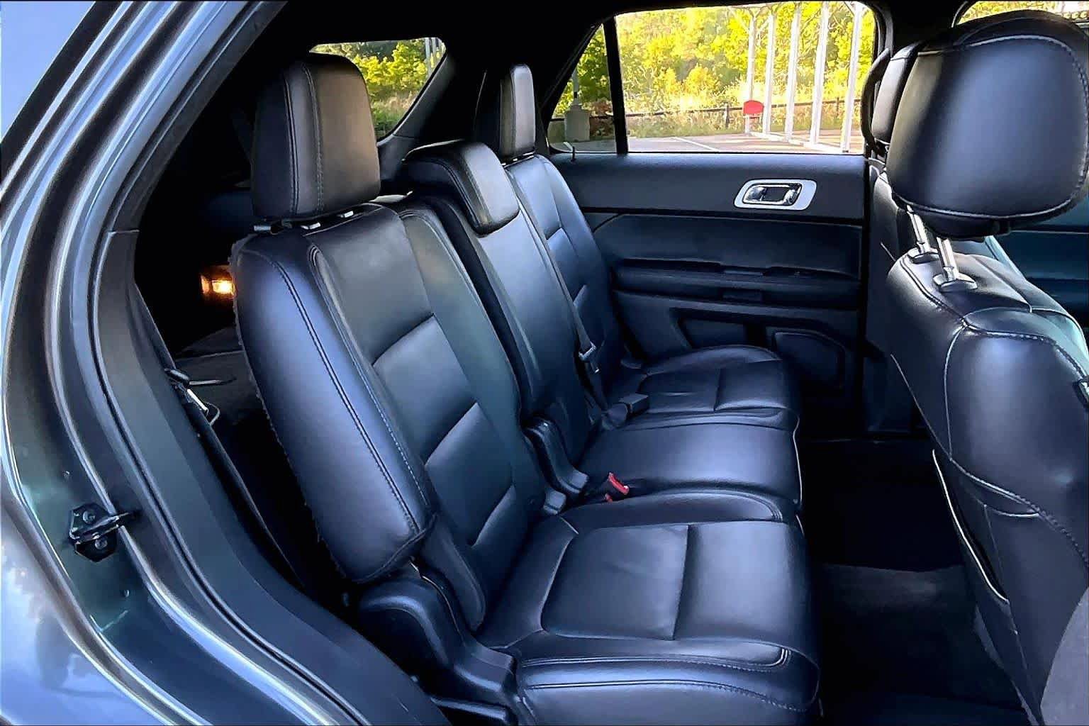 Used 2015 Ford Explorer XLT w/ Equipment Group 202B FWD image 19