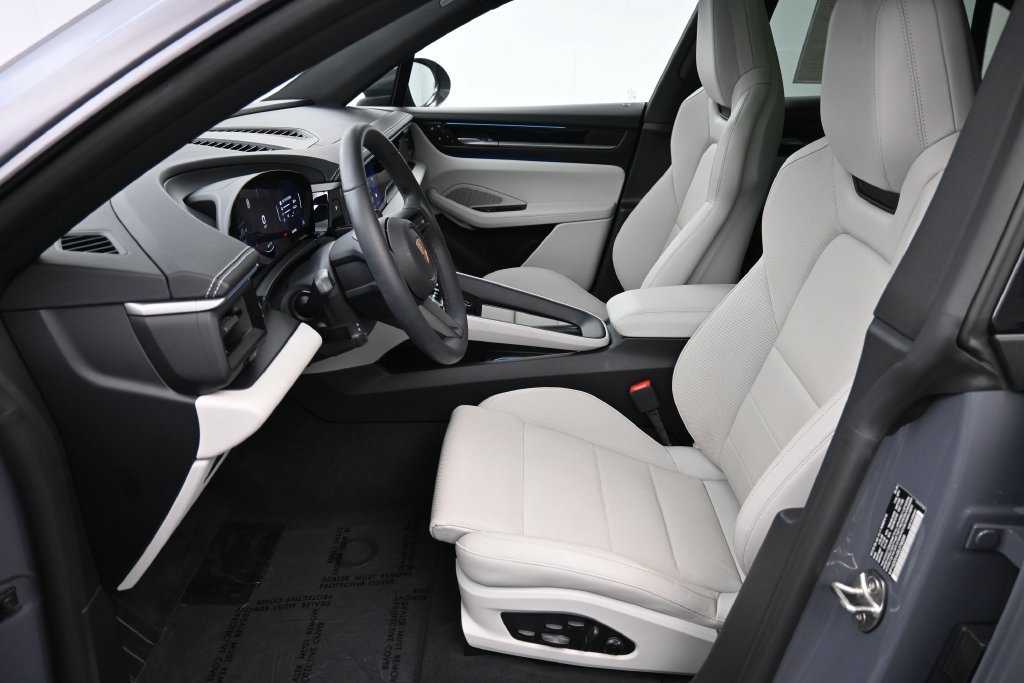 Certified 2025 Porsche Macan Electric RWD image 10