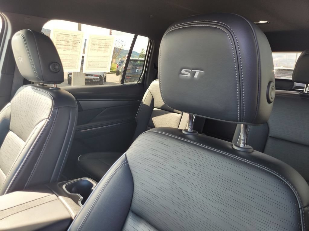 Used 2025 Buick Enclave Sport Touring FWD image 16