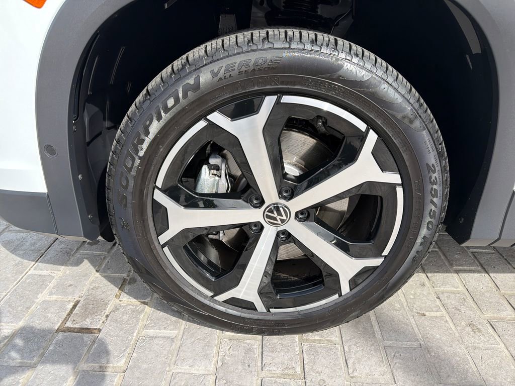 Certified 2025 Volkswagen Tiguan SE image 26