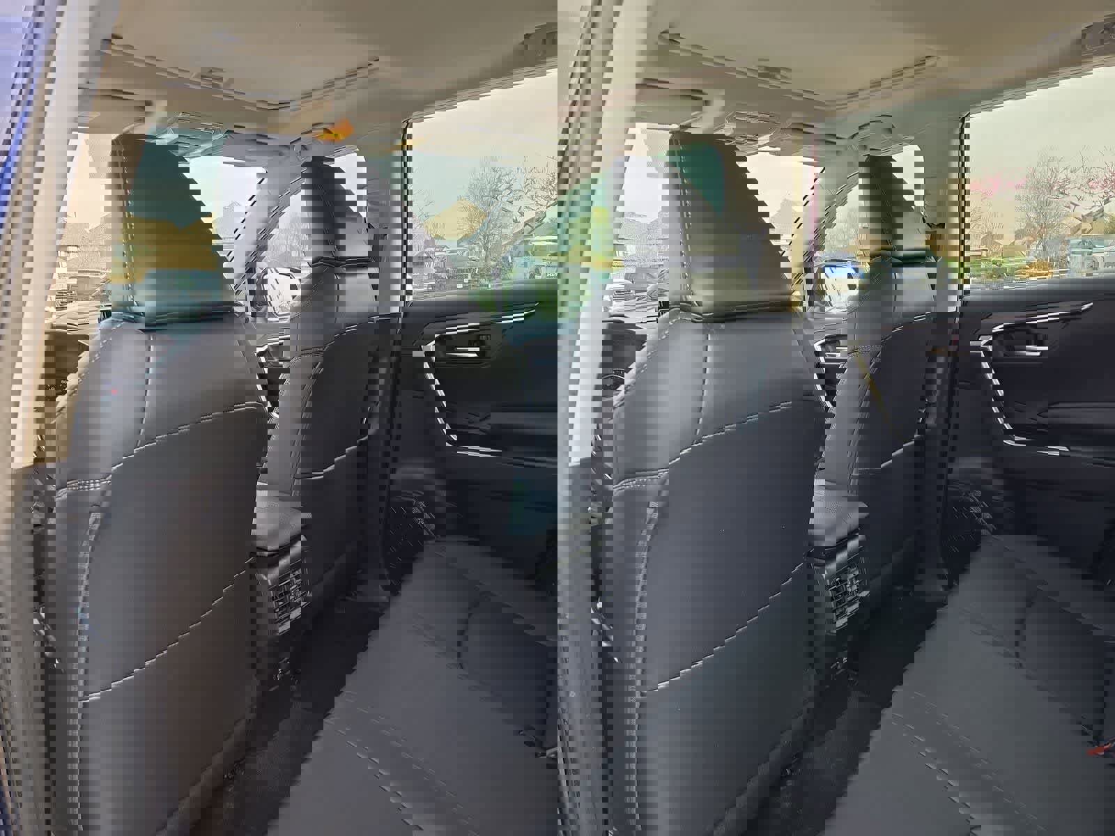 Used 2021 Toyota RAV4 XLE Premium image 17