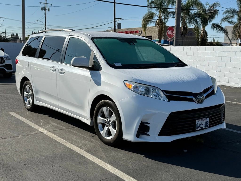 Used 2018 Toyota Sienna LE image 1