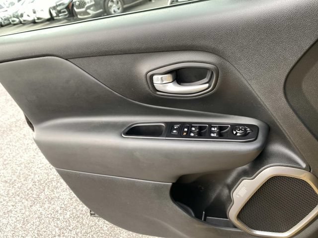 Used 2023 Jeep Renegade Latitude AWD/4WD image 18