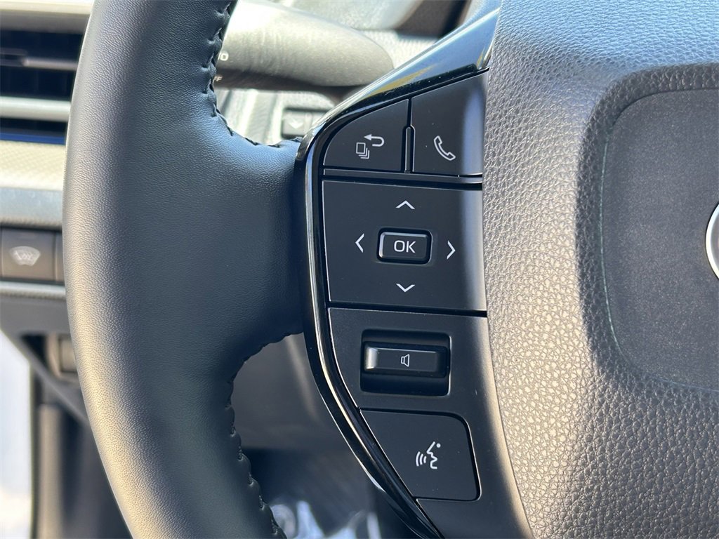 Used 2025 Toyota Prius XLE image 30