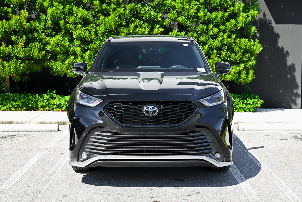 Used 2024 Toyota Highlander XSE FWD image 2