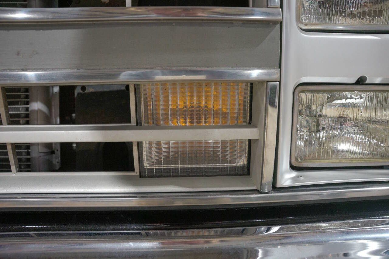 Used 1987 Chevrolet Suburban 4WD image 37