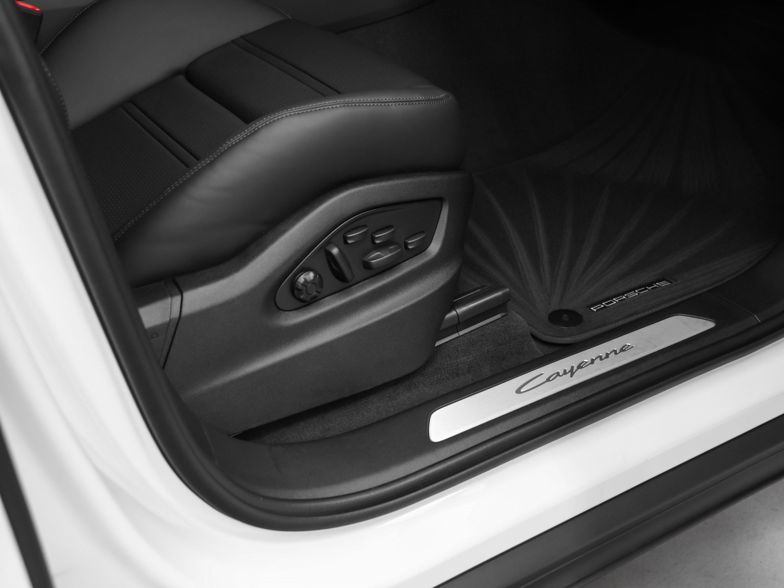 Used 2025 Porsche Cayenne image 18