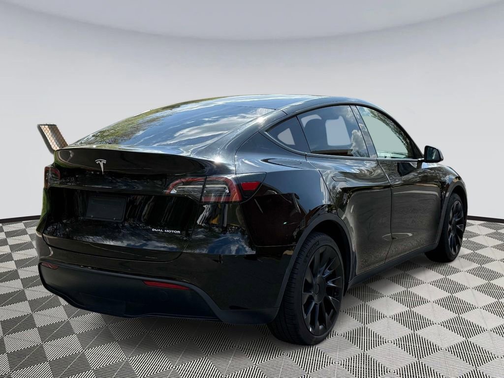 Used 2022 Tesla Model Y Long Range image 2