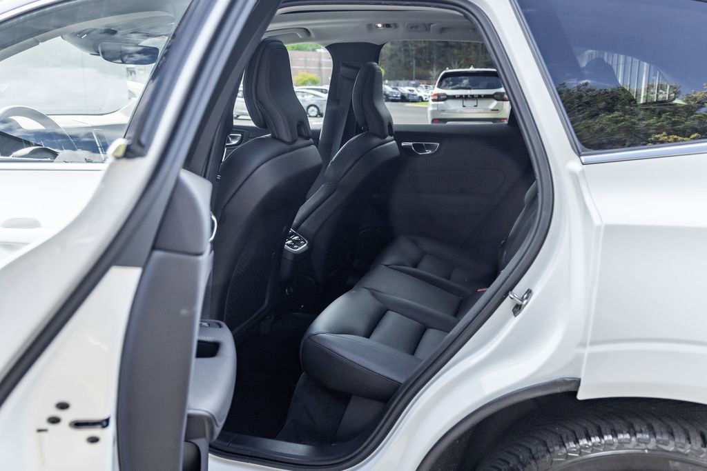 Used 2020 Volvo XC60 T6 Momentum AWD/4WD image 21