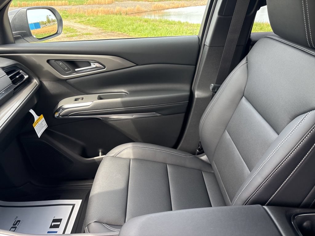 New 2026 Chevrolet Traverse LT w/ Sun and Wheel Package FWD image 17