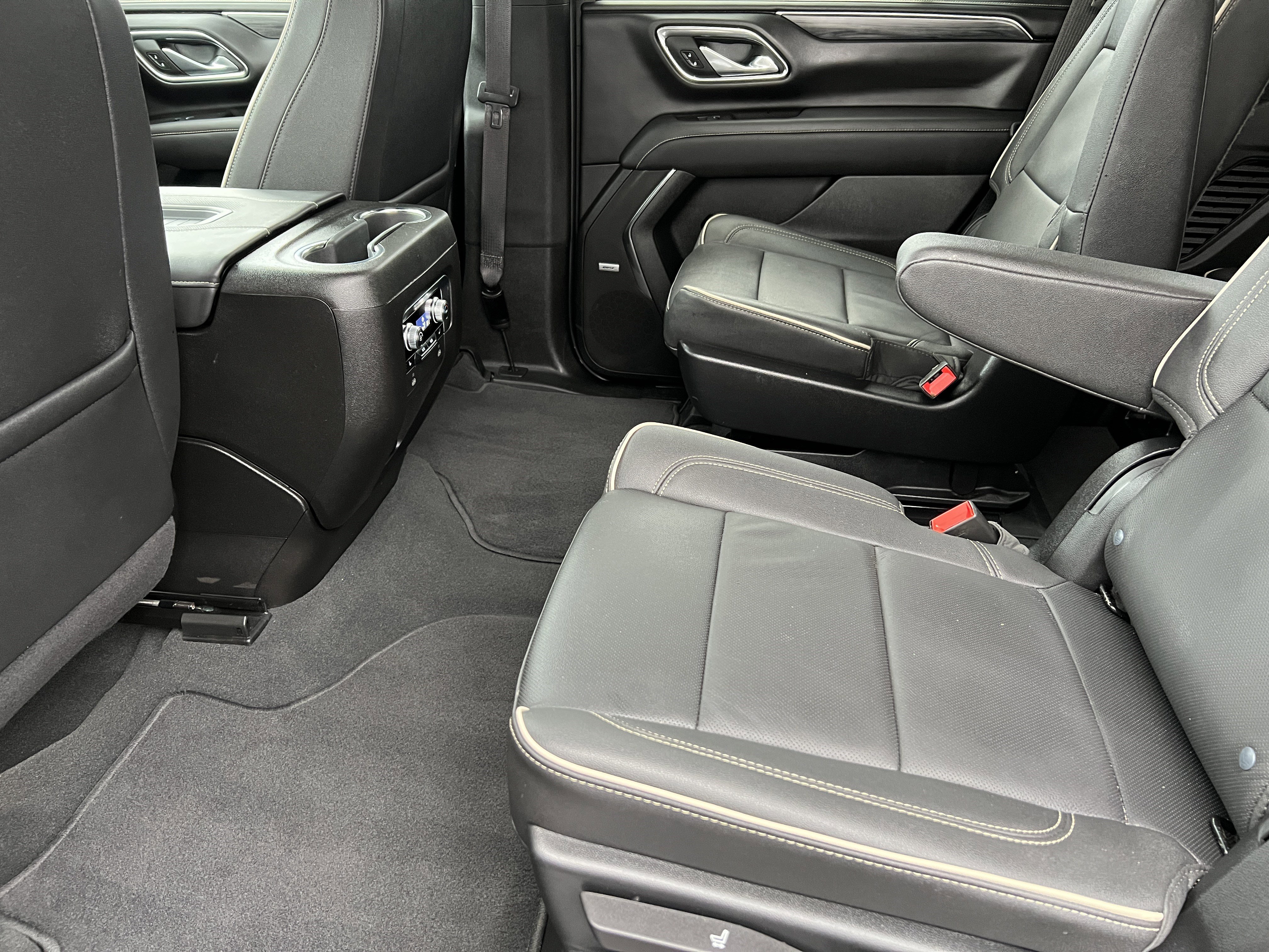 Used 2024 GMC Yukon SLT w/ SLT Luxury Package image 17