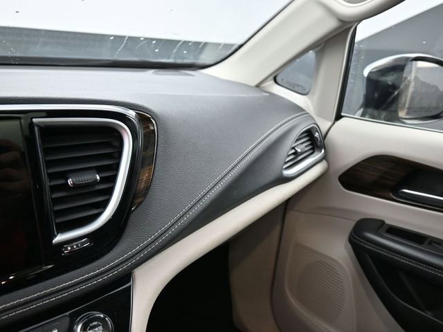 Used 2023 Chrysler Pacifica Limited FWD image 26