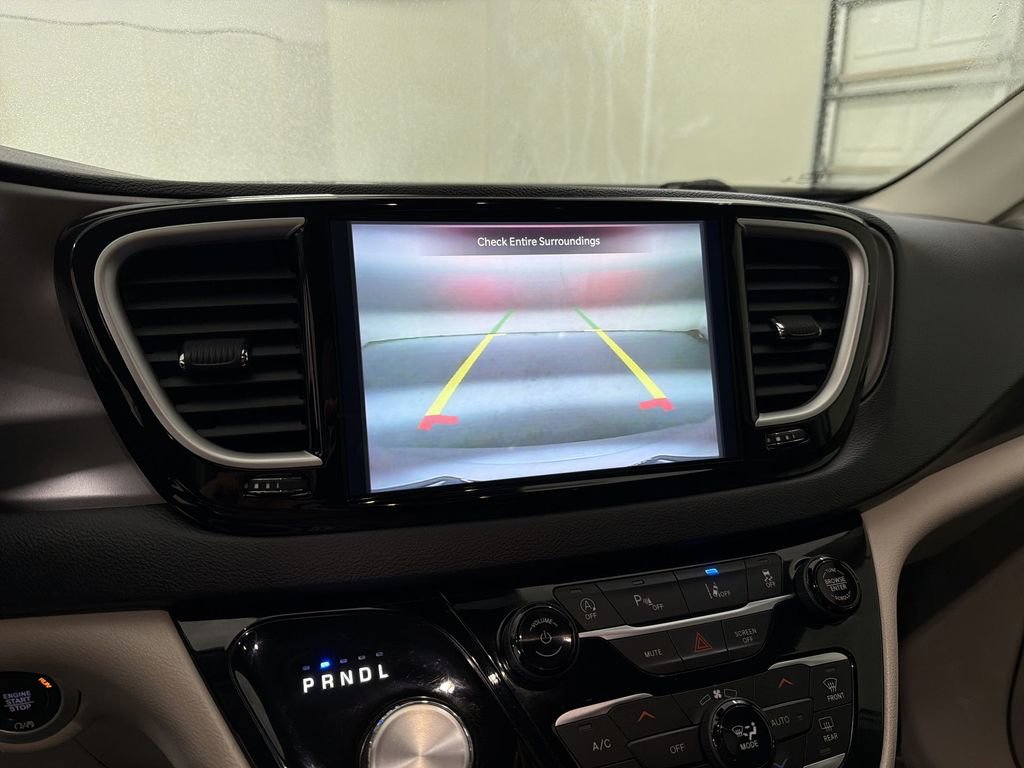 Used 2022 Chrysler Pacifica Touring-L image 29