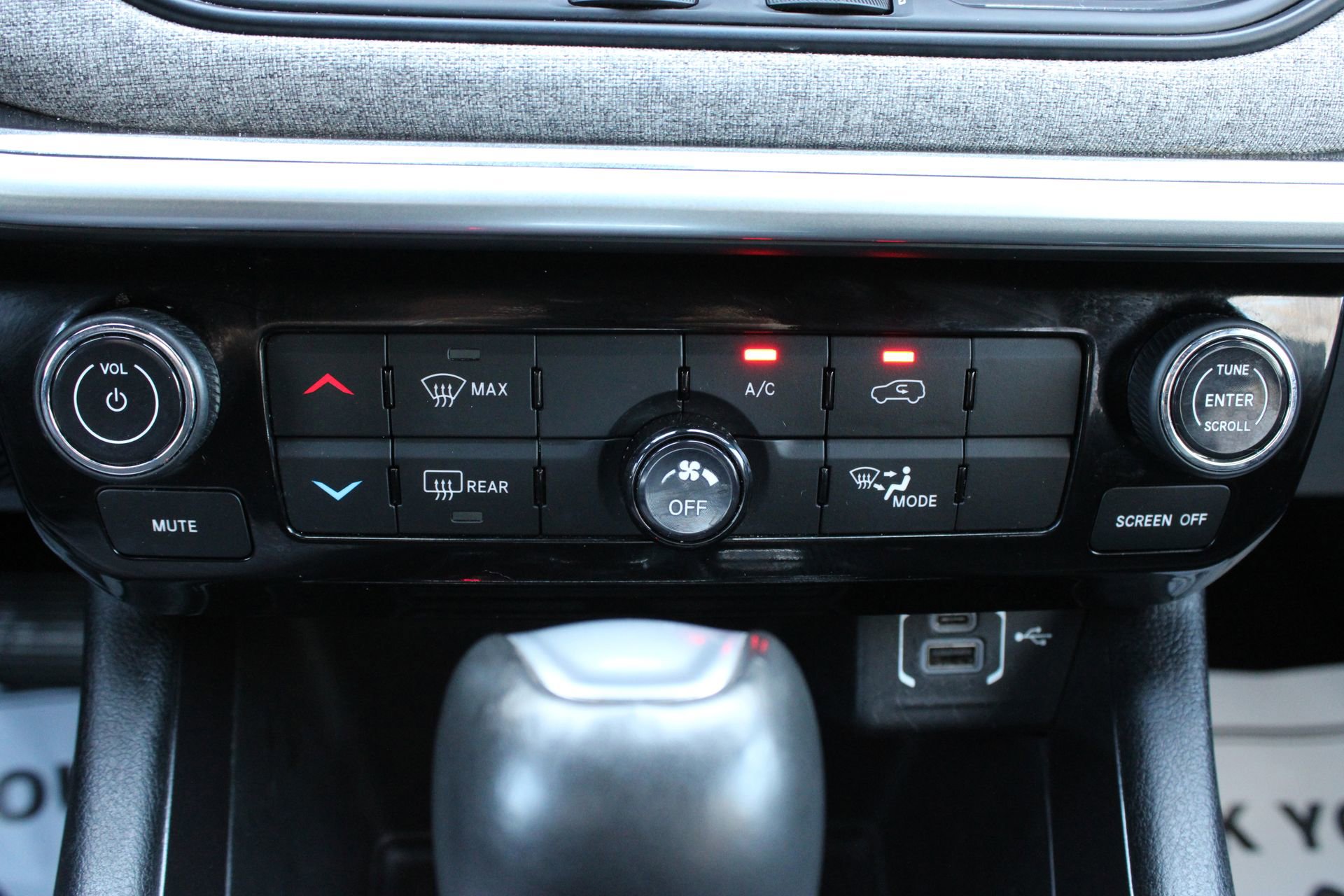 Used 2024 Jeep Compass Latitude image 34