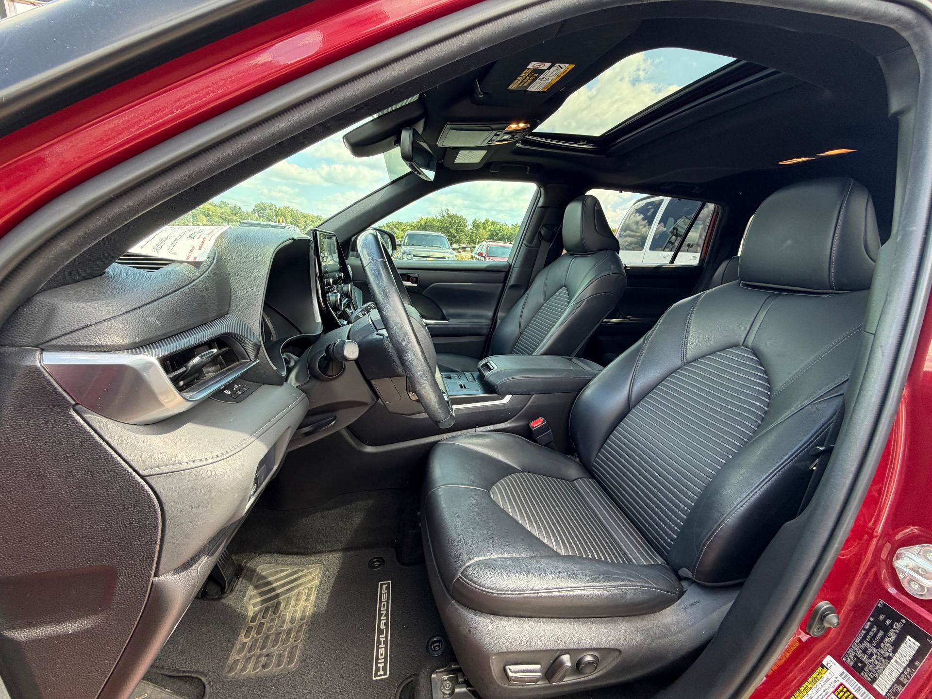 Used 2021 Toyota Highlander XSE FWD image 9