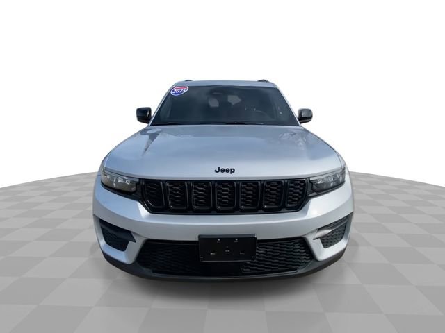 Used 2025 Jeep Grand Cherokee Altitude AWD/4WD image 5