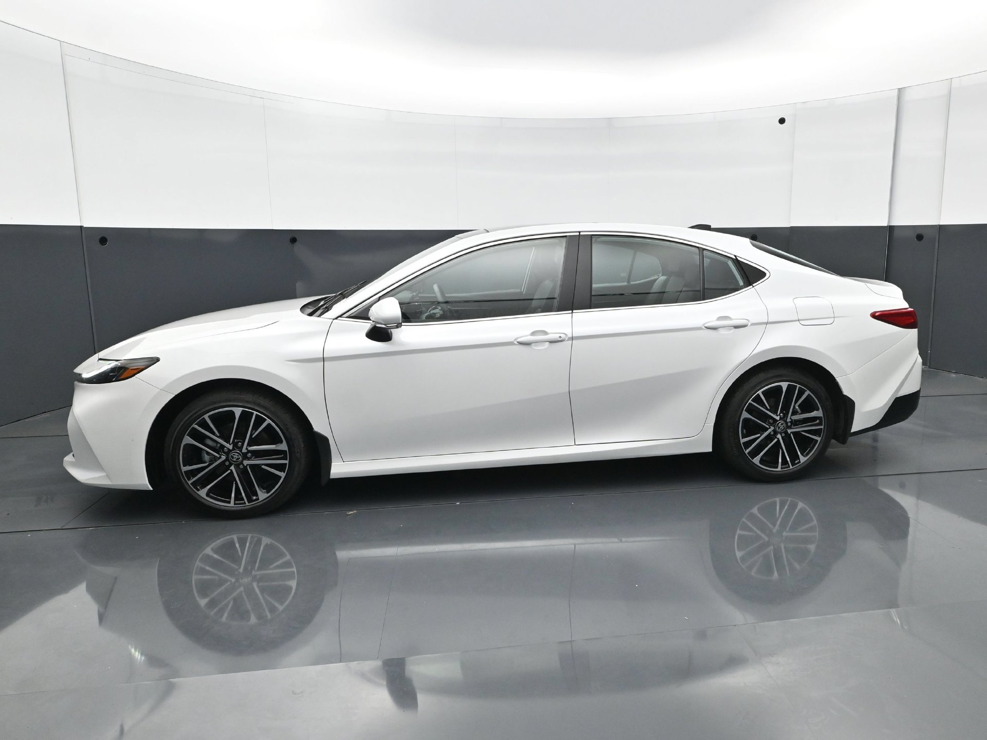 Used 2025 Toyota Camry XLE AWD/4WD image 3