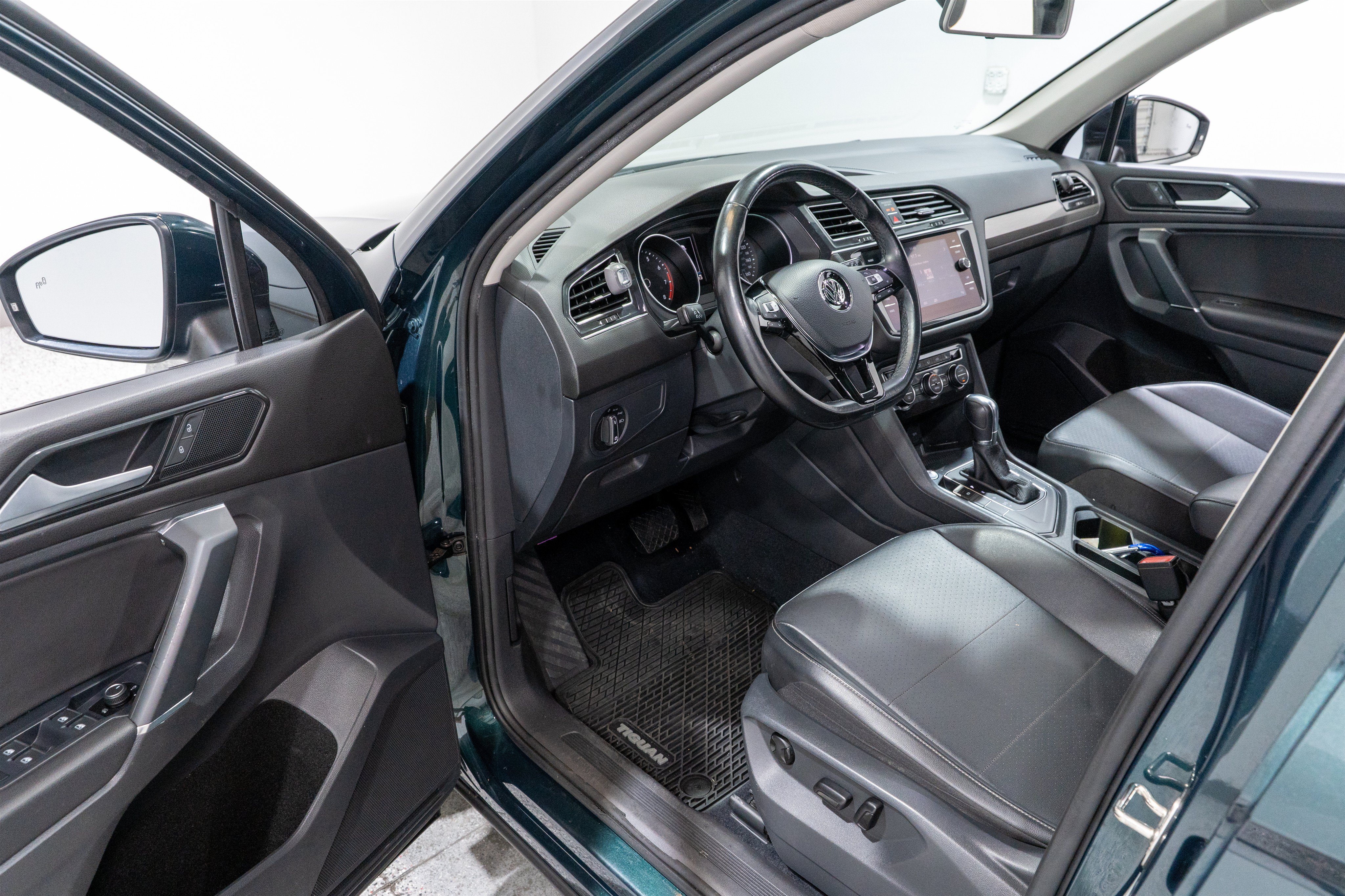 Used 2018 Volkswagen Tiguan SE w/ Panoramic Sunroof Package FWD image 12