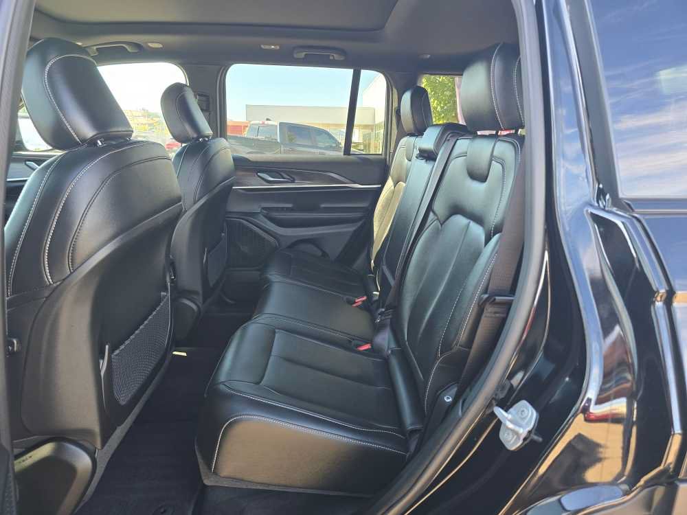 Used 2025 Jeep Grand Cherokee Limited w/ Black Appearance Package AWD/4WD image 16