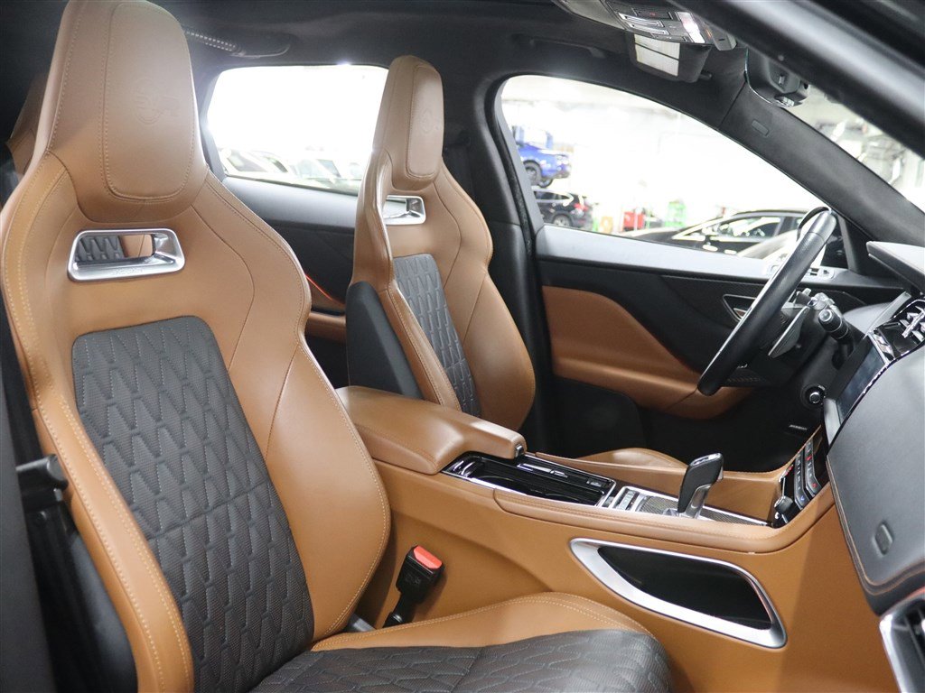 Used 2020 Jaguar F-PACE SVR image 15