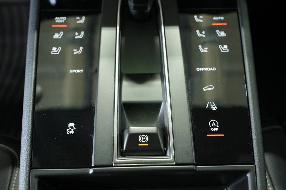 Certified 2025 Porsche Macan AWD/4WD image 22