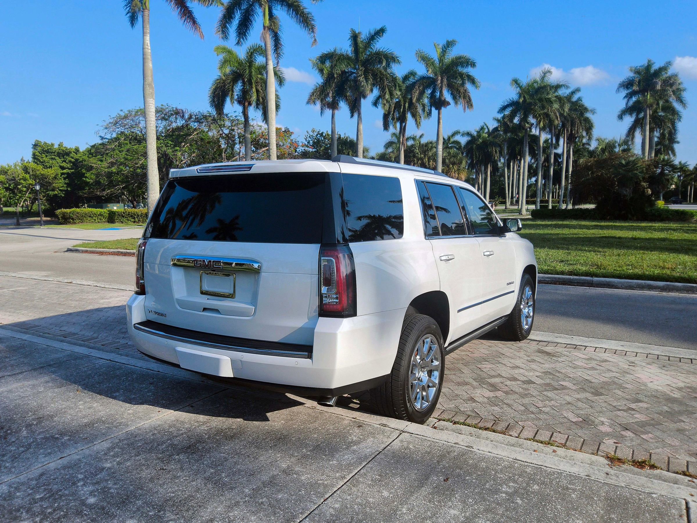 Used 2018 GMC Yukon Denali w/ Enhanced Security Package AWD/4WD image 19