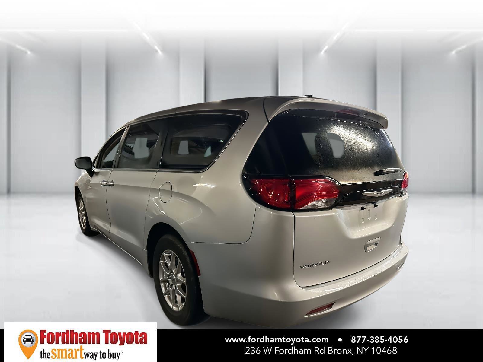 Used 2024 Chrysler Voyager LX image 5