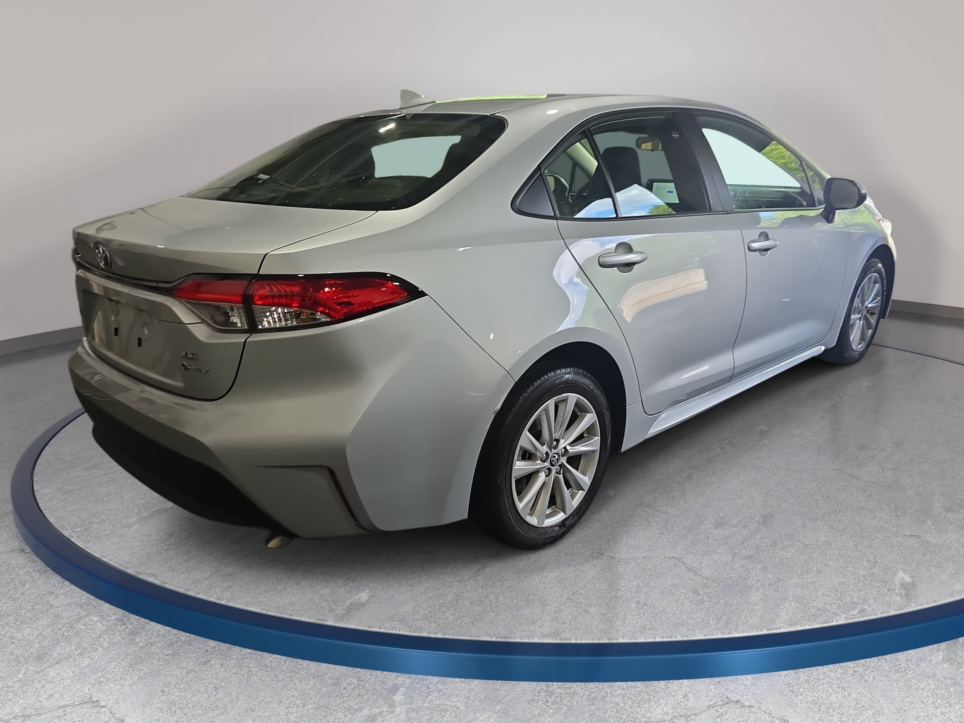 Used 2025 Toyota Corolla LE w/ LE Premium Package FWD image 5